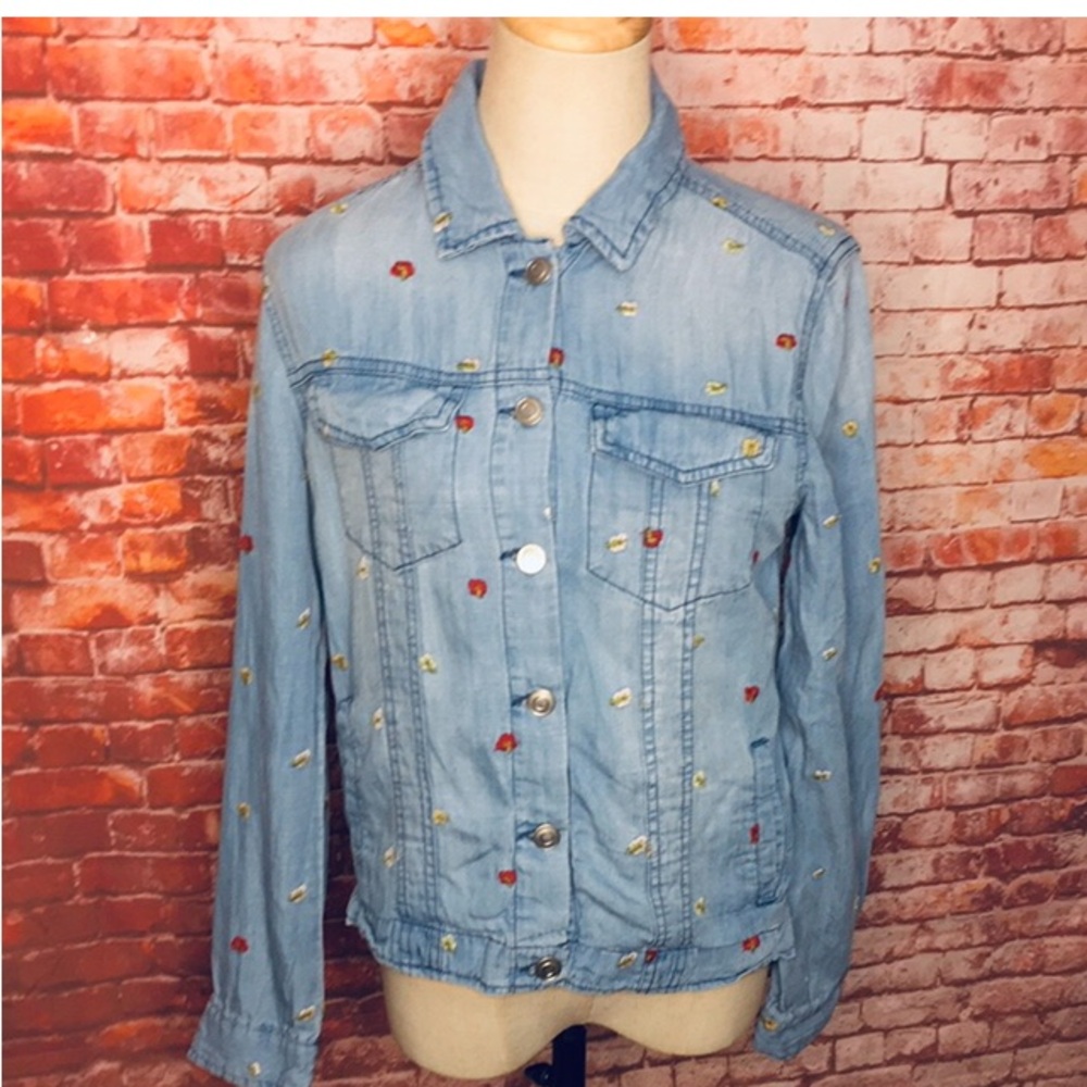 Harper Heritage Blue
Chambray Floral Embroidered Button Down Shirt